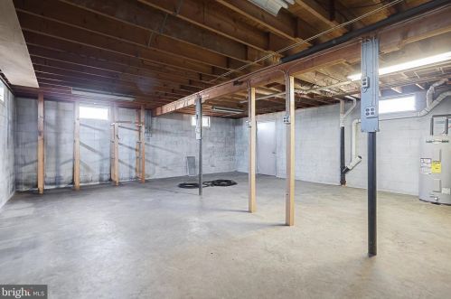 869 Fairview Dr, Hanover PA 17331-9747 exterior