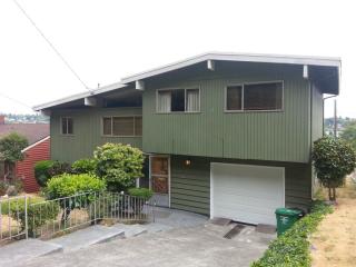 2012 17 Ave, Seattle WA  98115-3209 exterior