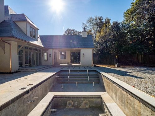 3364 Knollwood Dr, Atlanta GA 30305-1022 exterior