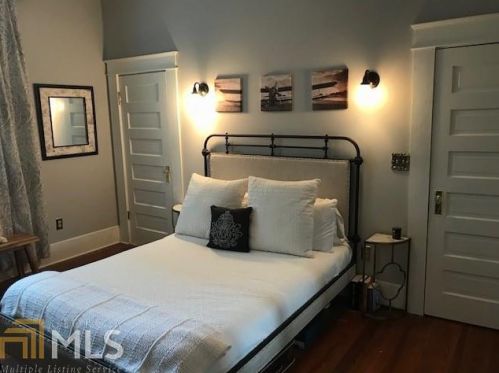 1528 Cambridge Ave, Atlanta GA 30337-2110 exterior