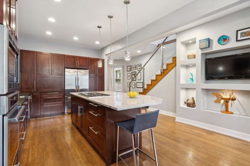 2037 Sawyer Ave, Chicago IL 60647-2703 exterior