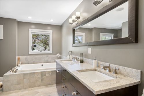 2955 Sunnyside Ave, Chicago IL 60630-3923 exterior