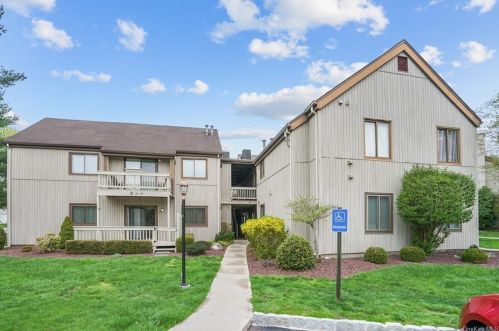 87 Sycamore Dr, Middletown, NY 10940-5405