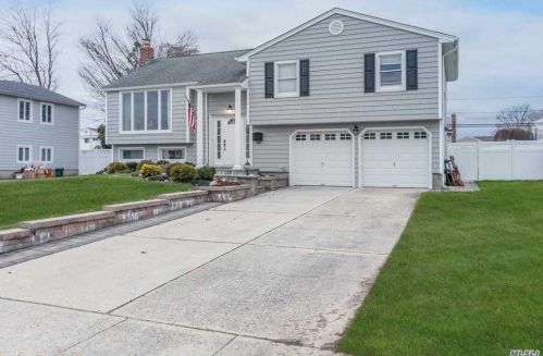 44 Harvest Ln, Commack NY 11725-1529 exterior