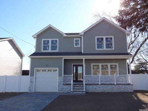 67 Calvert Ave, Babylon, NY 11704-6301