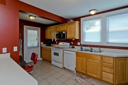 87 Lakevilla Ave, Springfield MA  01109-1405 exterior