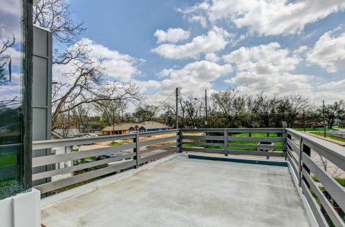 2403 Gdn Dr, Dallas TX 75215-4546 exterior