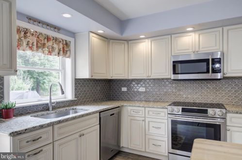 735 Hickory Ln, Berwyn PA 19312-1438 exterior