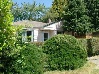 404 92nd St, Seattle WA  98115-3832 exterior