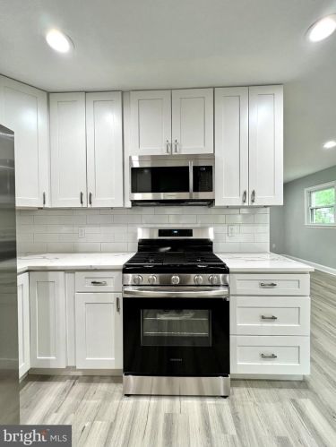 5910 Brookview Dr, Alexandria VA 22310-1819 exterior