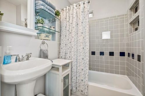 563 Allenby Ave, Pittsburgh PA 15218-1303 exterior