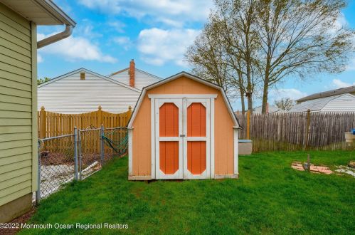 22 Plafsky Dr, Edison NJ 08817-2239 exterior