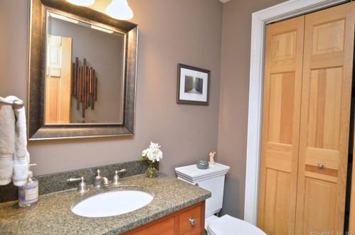 668 Ridgebury Rd, Ridgefield CT 06877-1117 exterior