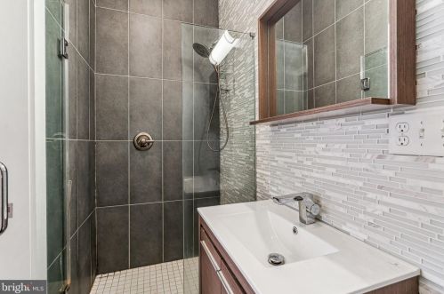 3146 Broad St, Philadelphia PA 19147-4919 exterior