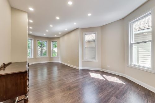 8740 Escanaba Ave, Chicago IL  60617-3115 exterior