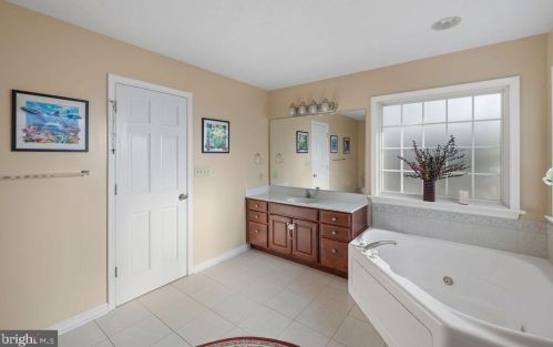 381 Thornhill Dr, Hanover PA  17331-7976 exterior