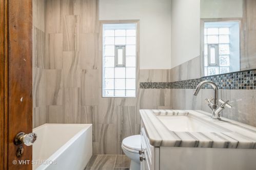 5921 Artesian Ave, Chicago IL 60659-5034 exterior