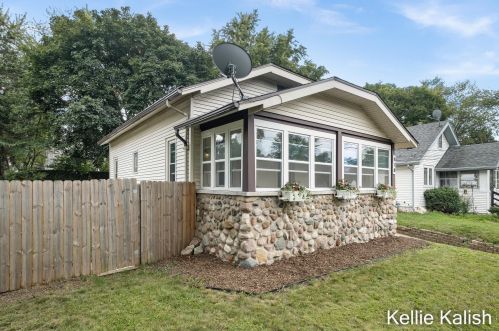 878 Hollywood St, Grand Rapids, MI 49505-3880