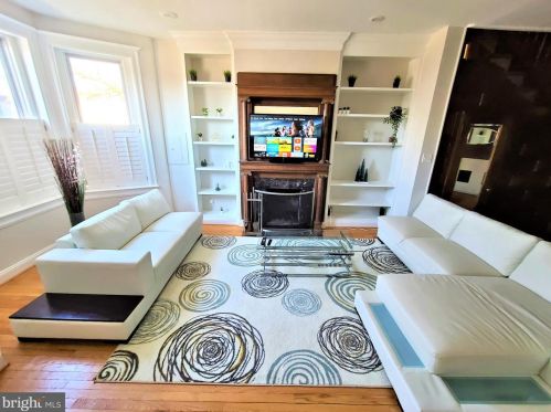 1809 Capitol St, Washington DC  20003-1711 exterior