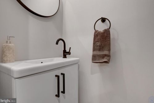 1116 Abbey Pl, Washington DC  20002-3416 exterior