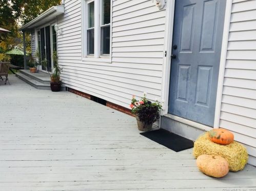 87 St, Windsor CT 06095-2408 exterior