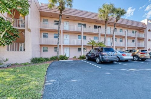 160 Turtle Lake Ct, Naples FL 34105-5562 exterior