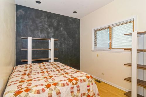 2106 Berwyn Ave, Chicago IL 60640-2008 exterior