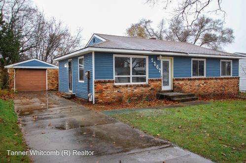 1267 Clovercrest Ave, Grand Rapids, MI 49504-2405