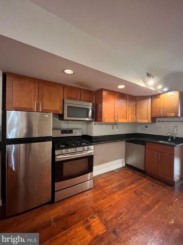 38 3rd St, Philadelphia, PA 19106-2111