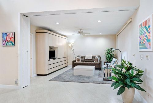 53 Hampshire Ln, Boynton Beach FL 33436-7414 exterior