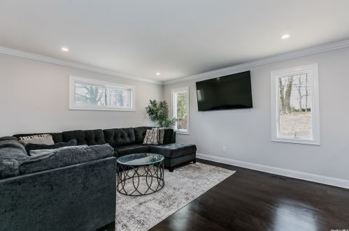 43 Cross Bow Ln, Commack NY  11725-1214 exterior