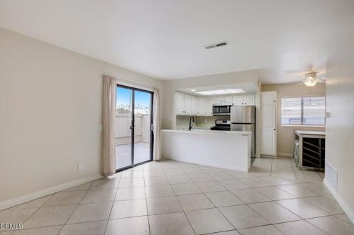 553 E St, Oxnard CA 93030-6983 exterior