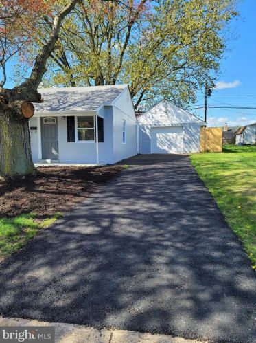 52 Memorial Dr, New Castle DE  19720-1334 exterior