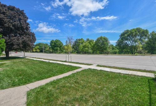 4581 60th St, Milwaukee, WI 53220-4017