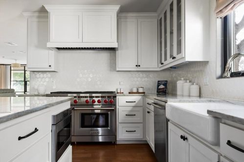 3919 Balcones Dr, Austin TX 78731-5414 exterior