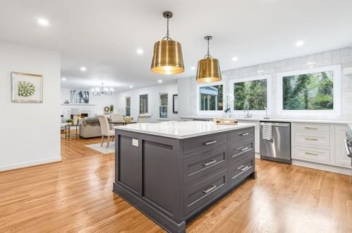 6160 Heards Creek Dr, Atlanta GA  30328-3635 exterior