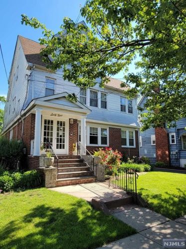 69 Hillcrest Rd, Maplewood, NJ 07040-1605