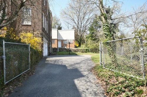 5381 Northumberland St, Pittsburgh PA 15217-1128 exterior