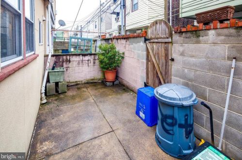 2424 9th St, Philadelphia PA  19133-0016 exterior