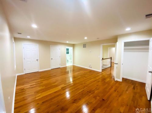 42 Park Ave, Iselin NJ 08830-2242 exterior