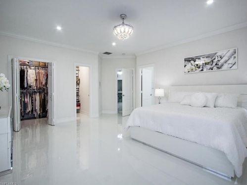 9980 Vanderbilt Dr, Naples FL 34108-2170 exterior