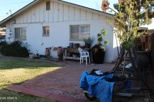 2930 Cavalier Dr, Phoenix AZ 85019-1717 exterior