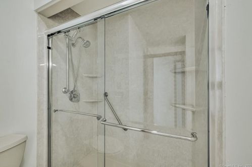 4 Pne Grv Ave, Enfield CT 06082-2617 exterior