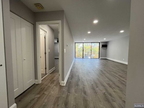 18 Massa Ln, Edgewater NJ exterior