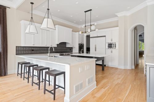 1025 Lill Ave, Chicago IL 60614-2107 exterior