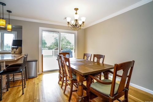 34 Cottonwood Dr, Commack NY 11725-2421 exterior