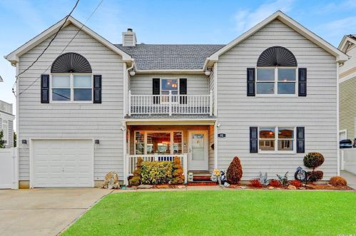 95 Midway St, Babylon NY  11702-4311 exterior