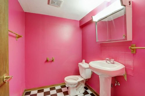 1409 Pinedale Ct, Milwaukee WI 53211-2266 exterior