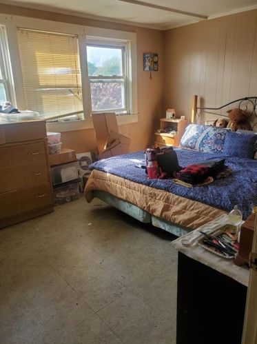 8 Ledyard St, Middletown RI 02840-1828 exterior