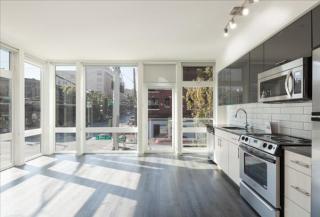 320 Pine St, Seattle WA  98122-1010 exterior